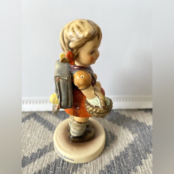GOEBEL HUMMEL School Girl figurine #81 antique “125” on her backpack COLLECTIBLE - Picture 7 of 13